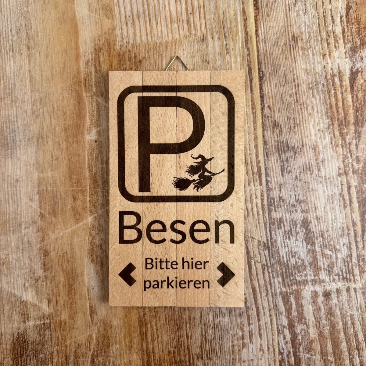 Schild Besenparkplatz - MountainBock.ch - MB - 0694097