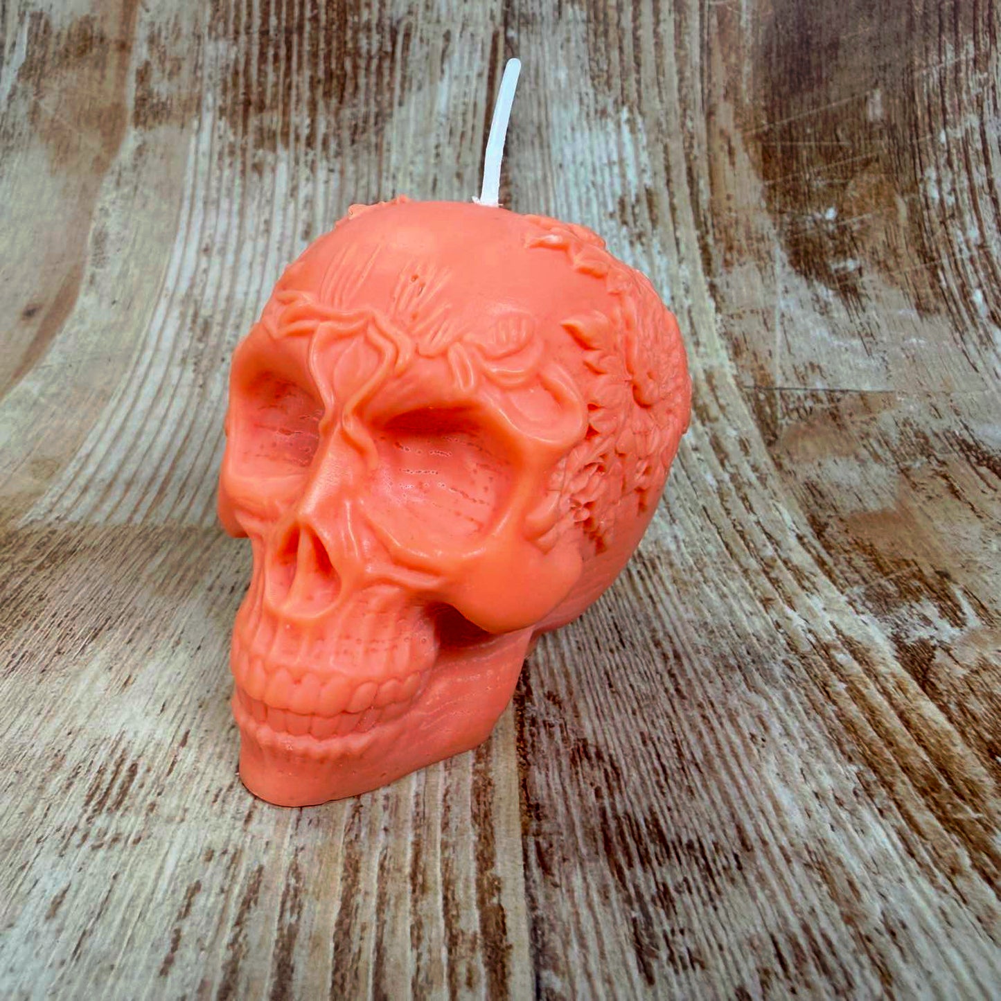 Schädelkerze mit Blätter